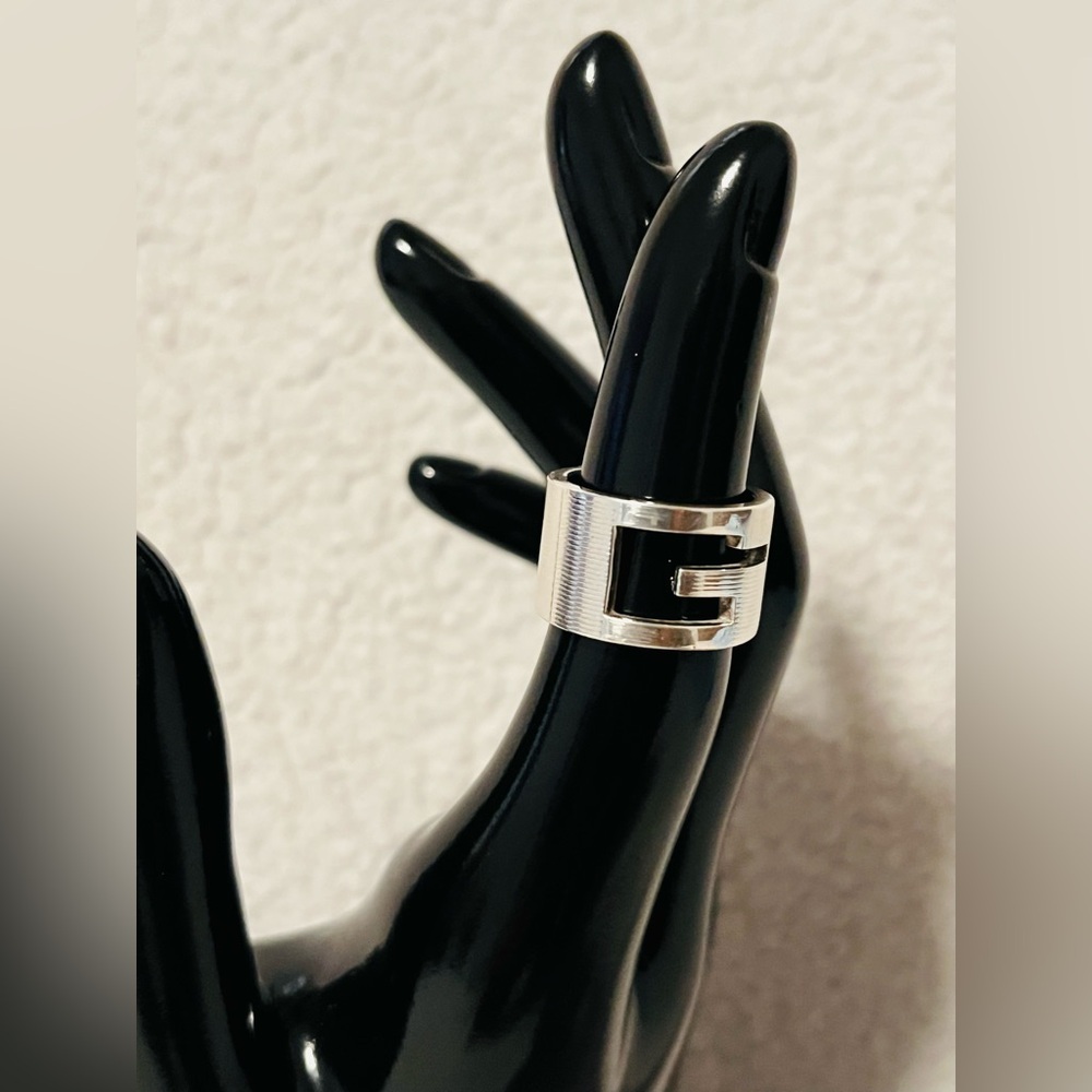 Gucci Cutout G Thick Band Silver Ring - Picture 6 of 11